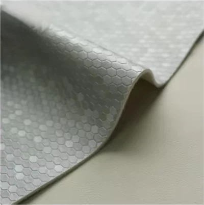 Rūpnīcas vairumtirdzniecība mākslīgā materiāla audums ar reljefu PVC sintētiskā āda somām